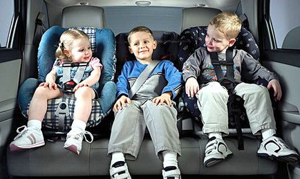 Szabályozás a gyermekek szállítására az autó 2017-ben