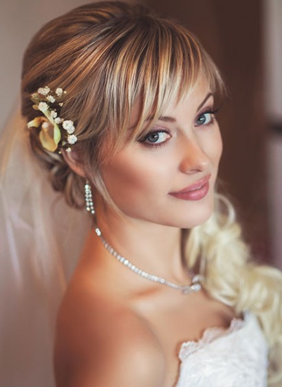Frizura menyasszony - stílus és kifinomultság! Frizurák élővirágokkal
