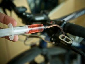 Vérzés hidraulikus fék egy bicikli az otthoni