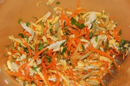 Receptek saláta koreai sárgarépa és a csirke