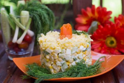 Saláta csemegekukorica, uborka, tojás - recept lépésről lépésre fotók, minden étkezés