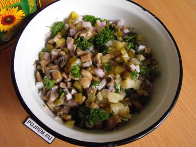 Saláta gombával, ecetes uborka, burgonya - lépésről lépésre recept, hogyan kell főzni fotókkal