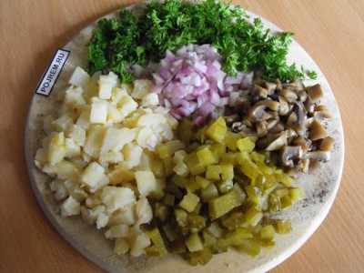 Saláta gombával, ecetes uborka, burgonya - lépésről lépésre recept, hogyan kell főzni fotókkal