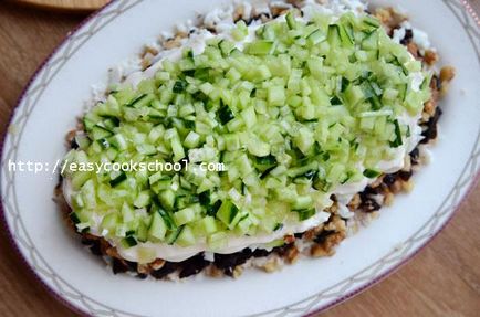 Csirke saláta aszalt szilva és dió, egyszerű receptek