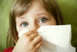 Remedy a megfázás alatti gyermekek egyéves gyógyászati ​​készítmények, nazális mosás és a Tanács Emberek