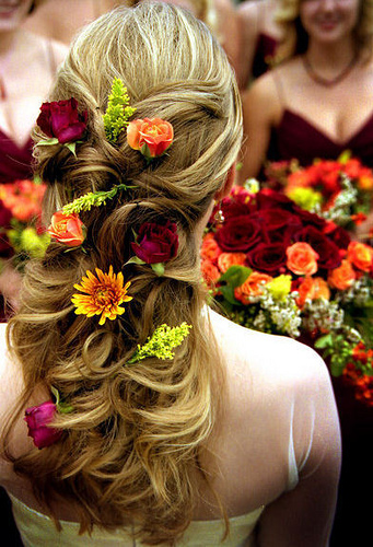 Esküvői frizura virágokkal, esküvői frizurák