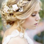 Esküvői frizura friss virágok - fotó és videó példák