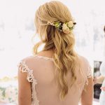 Esküvői frizura friss virágok - fotó és videó példák