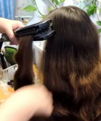 Styling fogók (curling) fotó függőleges és vízszintes hullám a haj, hogyan kell görgetni (függőleges) Styling fogók (curling) fotó függőleges és vízszintes hullám a haj, hogyan lehet spirál