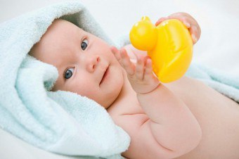 Egy újszülött hámló bőr ellátás, kezelés, akció
