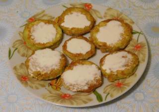Fried cukkini fokhagymás, paradicsom és a sajt - a recept egy fotó