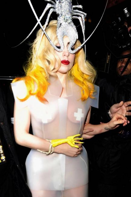 19 alkotják a színpompás Lady Gaga, bizonyítva, hogy ő volt egy másik bolygóról, umkra