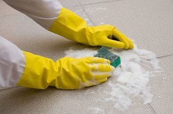 Hogyan tisztítsa meg a csempe a cement javítás után
