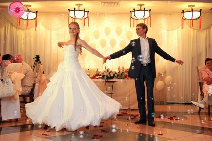 Hogyan tegyünk esküvői tánc függetlenül milyen dal, a tánc első esküvői tánc, mint