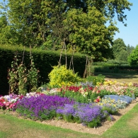 Hogyan készítsünk egy virágágyás fotó és utasításokat pontosan és szépen, gazdagon berendezett kert