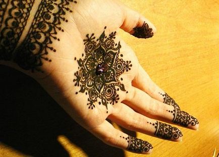 Hogyan készítsünk egy henna tetoválás otthon