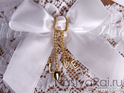 Hogyan kell varrni egy esküvői harisnyakötő saját kezével a menyasszony
