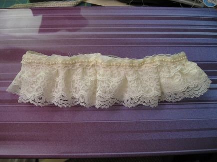 Hogyan kell varrni egy esküvői harisnyakötő saját kezével a menyasszony