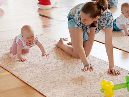 Amikor a baba elkezd mászni, és hogyan kell tanítani