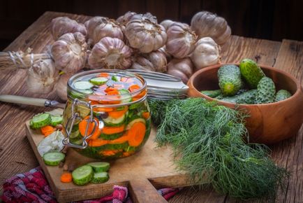 Konzerv uborkasaláta téli recepteket 9, hogyan kell elkészíteni uborkasalátával