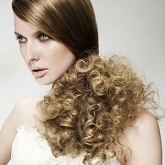 Gyönyörű frizura használ curling vasalók (kúp, lüktet, normál) a közép-, hosszú és rövid haj