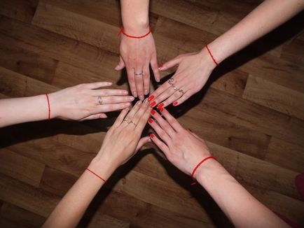 Vörös menet a kéz (csukló) - miért és hogyan kell viselni, a legjobb hölgy