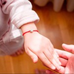 Vörös menet a kéz (csukló) - miért és hogyan kell viselni, a legjobb hölgy