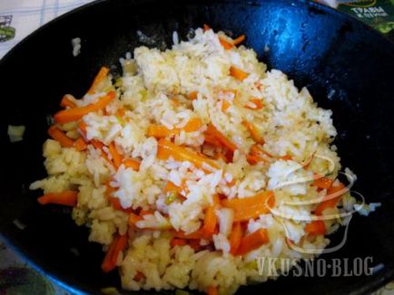 Csirke rizzsel és zöldségekkel sült hüvely - egy recept egy fotó