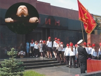 Lenin elvihető helyett a vezető testület a mauzóleumban egy baba, a történelem, a társadalom, érveket és tényeket