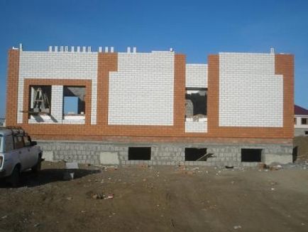 Befejezetlen építkezés egy ház