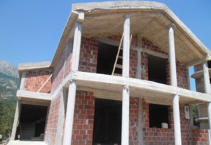 Befejezetlen építkezés egy ház