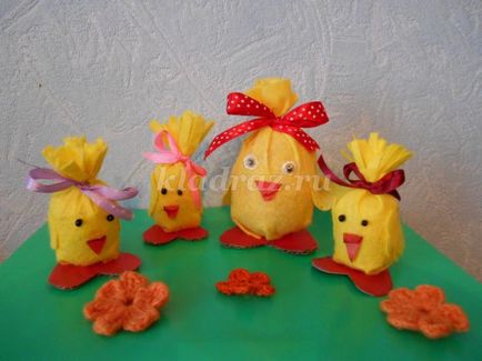 Húsvéti ajándékok gyerekeknek csirke kezüket