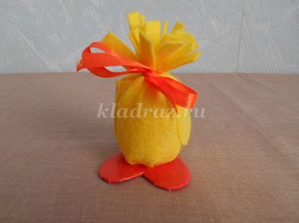 Húsvéti ajándékok gyerekeknek csirke kezüket