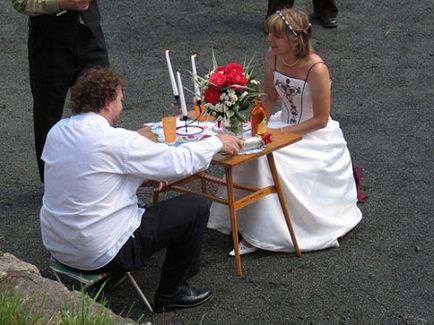 Válogatás a vicces és hűvös üdvözlő esküvői jelenetek