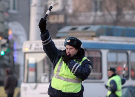 Feltételek megállás és a gépkocsi megállt a buszmegállóban nyilvános