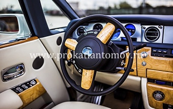 Bérleti Rolls-Royce Phantom, kiadó egy Rolls Royce sofőrrel Moszkvában egy esküvő