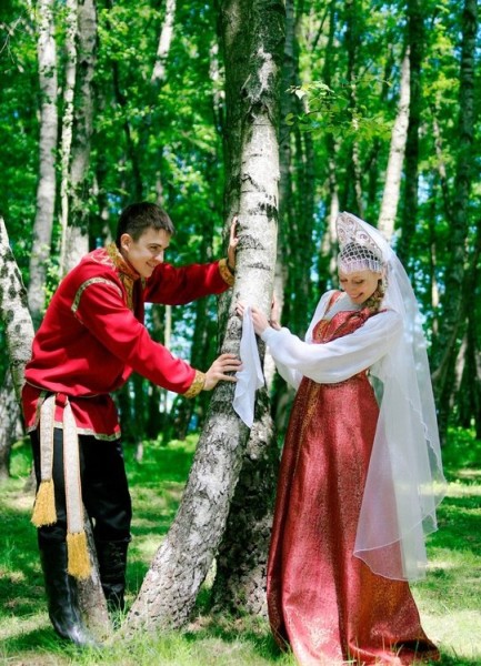 Orosz esküvői hagyomány, esküvői ruhák magyar stílusban