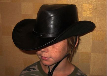 Cowboy kalap a kezét, papírból vagy kartonból egy fiú vagy lány, fotó és videó