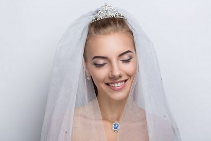 Esküvői Tiaras és koronák, hajpántok a menyasszony feje 2017-ben, koszorúk és tiaras kombinálva más