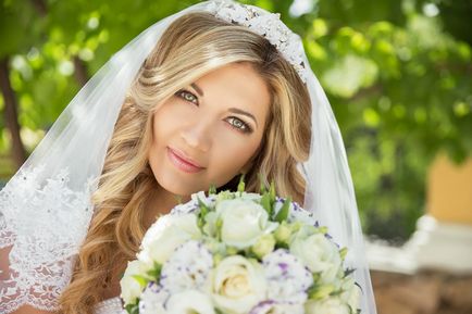 Esküvői Tiaras és koronák, hajpántok a menyasszony feje 2017-ben, koszorúk és tiaras kombinálva más