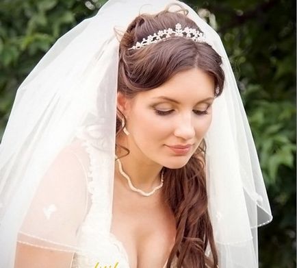 Menyasszonyi frizura a tiara és fátyol képet a legszebb menyasszony