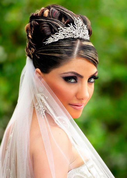 Menyasszonyi frizura a tiara és fátyol képet a legszebb menyasszony