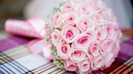 Csokor rózsát az esküvő saját kezűleg