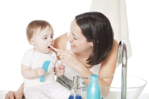 Hogyan tisztítsa meg a gyermek fogai évéig