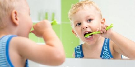 Hogyan tisztítsa meg a gyermek fogai évéig