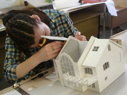 Modell a ház saját kezével a papír térképek és fényképek