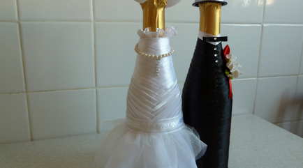Hogyan lehet díszíteni egy esküvői pezsgős