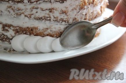 Hogyan díszíteni a torta krémmel