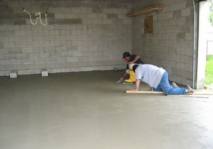 Betonozása a padló a garázsban, hogyan kell beállítani a betonban a kezüket, fotó és videó