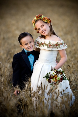 Gyermekek egy esküvőn Flower Girl és a fiúk hordozói a gyűrűk